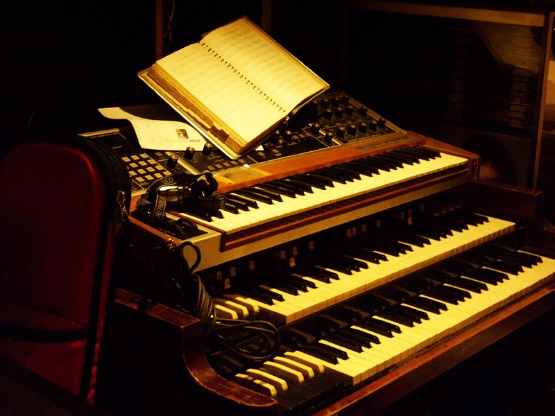 memory Moog polyphonic synthesizer plus musical instrument digital interface & Hammond B-3 organ